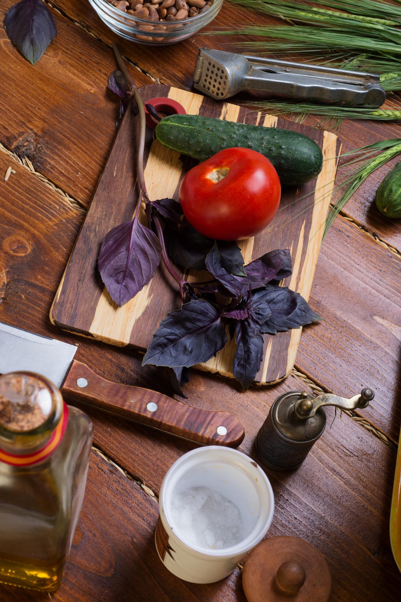 Cucina rustica con ingredienti freschi locali
