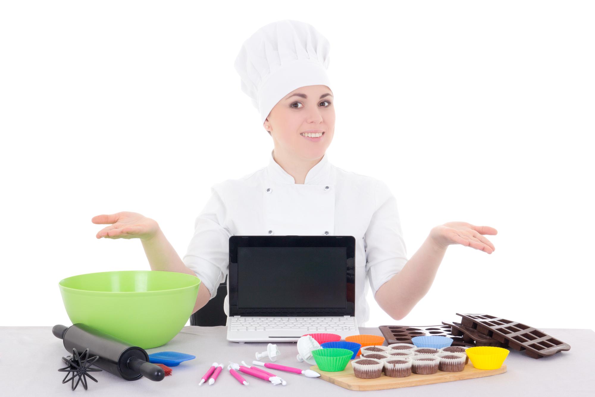 Chef locale che insegna una tecnica in cucina